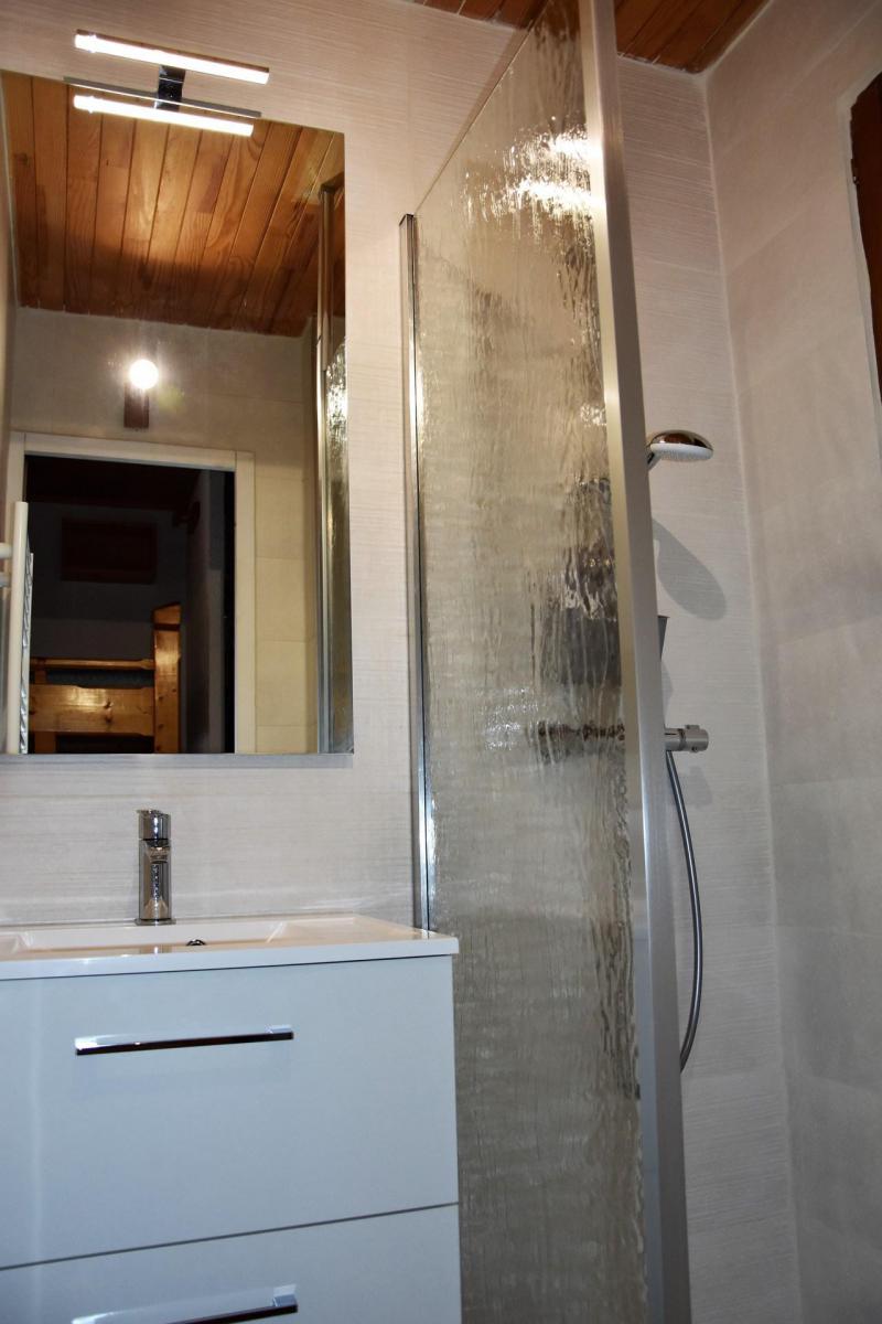 Rent in ski resort Studio sleeping corner 4 people (CAMPANUL) - Résidence Flor'Alpes - Champagny-en-Vanoise - Shower room