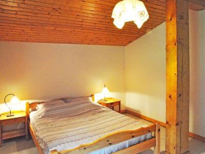 Rent in ski resort Chalet Au Coeur de la Vanoise - Champagny-en-Vanoise - Bedroom under mansard