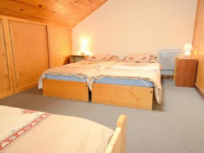 Rent in ski resort Chalet Carella - Champagny-en-Vanoise - Bedroom under mansard