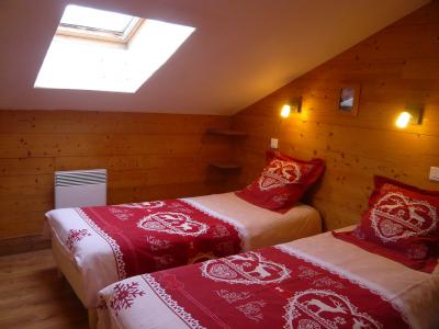Rent in ski resort 3 room chalet 7 people - Résidence les Edelweiss - Champagny-en-Vanoise - Bedroom under mansard