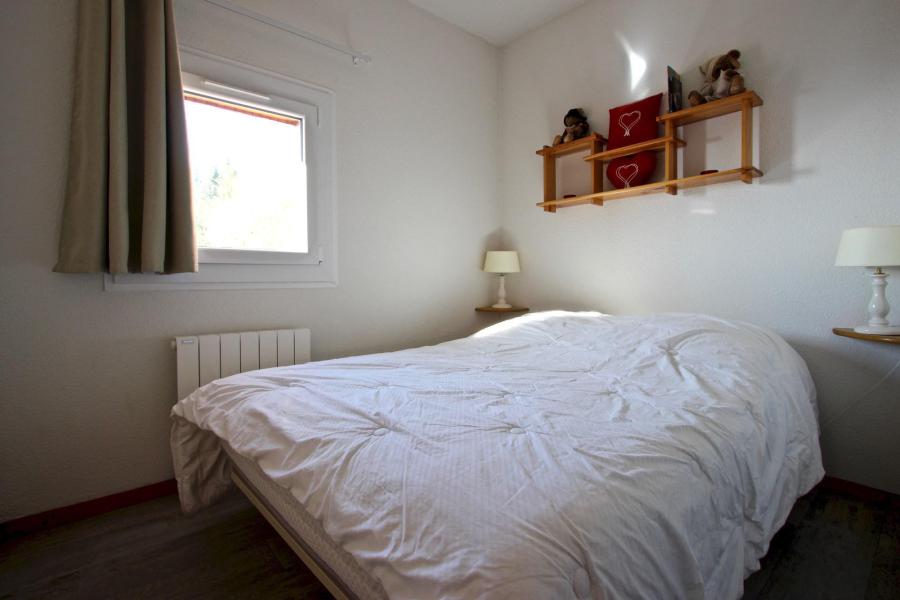 Rent in ski resort 2 room apartment 4 people (201) - L'AIGUILLE - Chamrousse - Bedroom