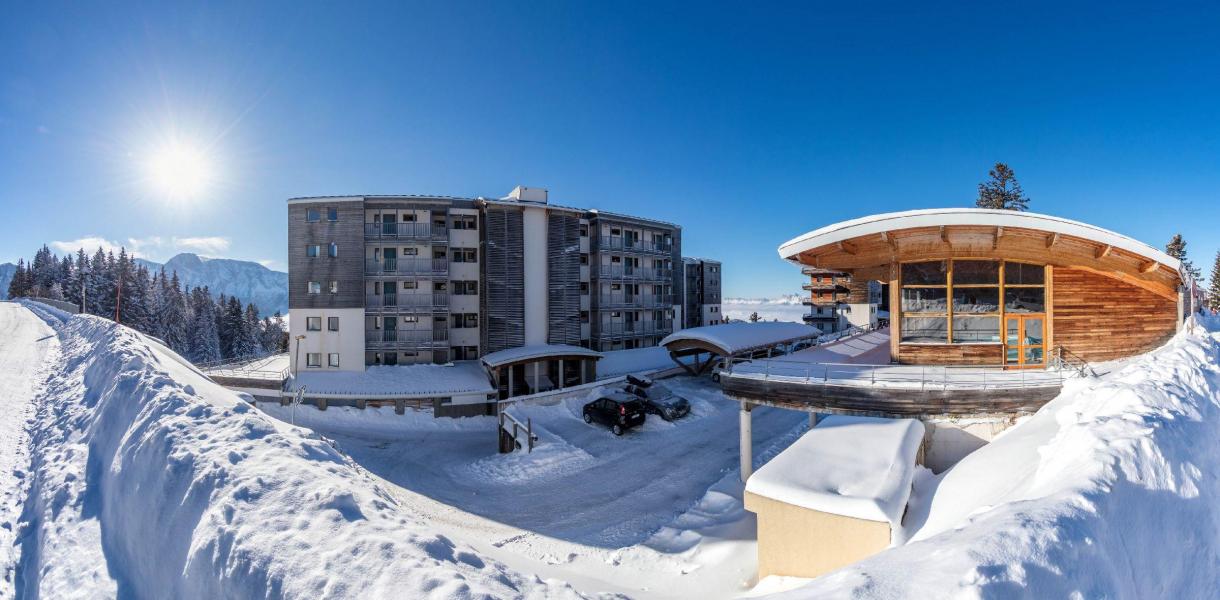 Rent in ski resort Résidence l'Ecrin des Neiges - Chamrousse - Winter outside