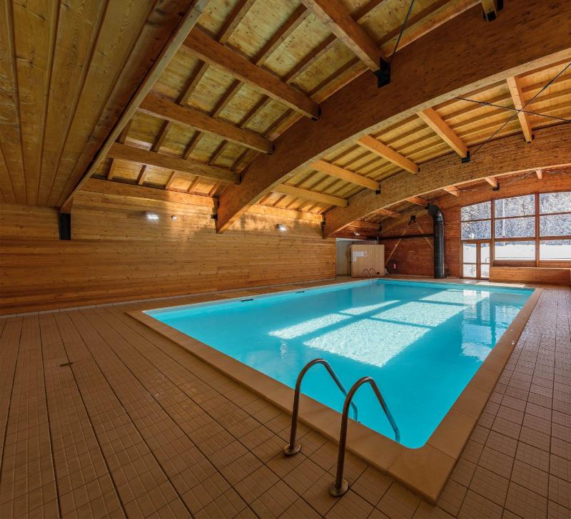 Rent in ski resort Résidence l'Ecrin des Neiges - Chamrousse - Swimming pool