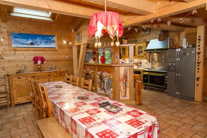 Rent in ski resort 8 room duplex apartment 16 people - Chalet l'Hermine des Vorres - Châtel - Table