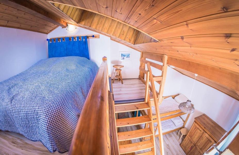 Rent in ski resort 6 room triplex apartment 14 people - Chalet la COUQUEILLE - Châtel - Mezzanine under mansard (-1,80 m)