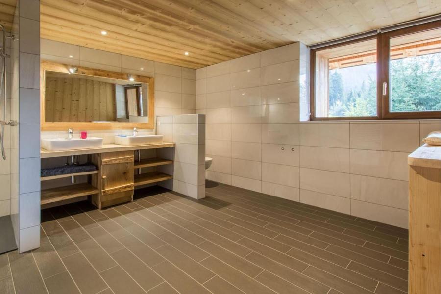 Rent in ski resort 5 room apartment 13 people (Logement 13 personnes) - Chalet LA FERME DU CREUX DU NANT - Châtel - Shower room