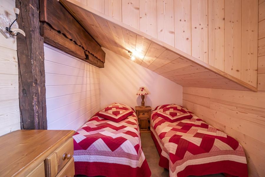 Rent in ski resort 3 room apartment 7 people (1) - Chalet le Vieux Four - Châtel - Bedroom under mansard