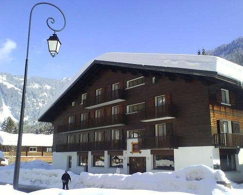 Skiverleih Hôtel Eliova l'Eau Vive - Châtel - Draußen im Winter