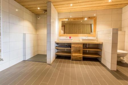 Rent in ski resort 5 room apartment 13 people (Logement 13 personnes) - Chalet LA FERME DU CREUX DU NANT - Châtel - Shower room