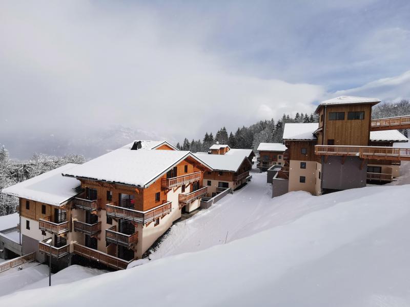 Ski verhuur Les Chalets des Pistes - Combloux - Buiten winter