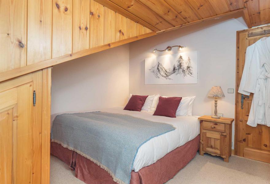 Rent in ski resort Chalet Dharkoum Makan - Courchevel - Bedroom under mansard
