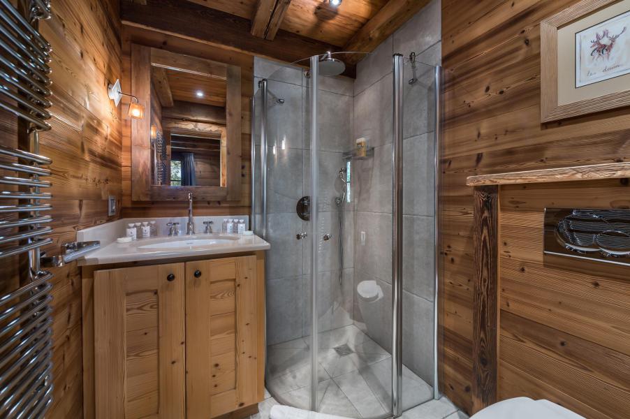 Rent in ski resort 6 room chalet 12 people - Chalet Face Nord - Courchevel - Shower