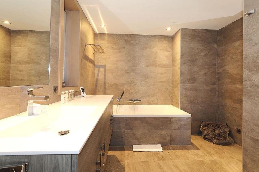 Rent in ski resort 5 room quadriplex chalet 10 people - Chalet le Cortina - Courchevel - Bathroom