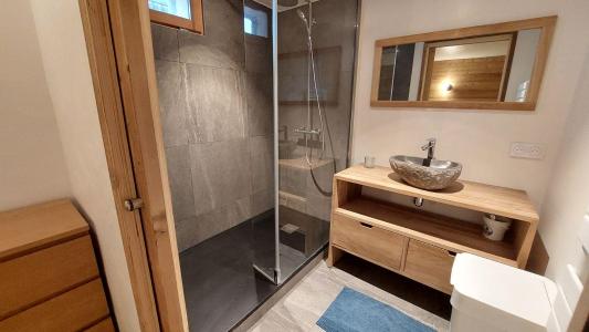 Rent in ski resort 4 room duplex chalet 6 people - Chalet la Mélèze - Courchevel - Shower room