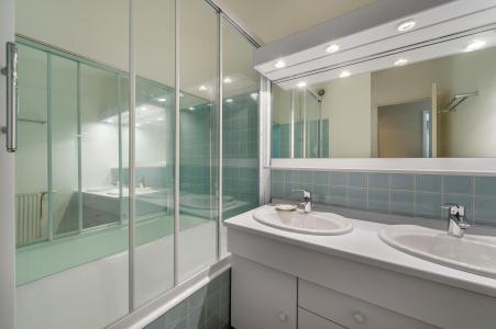 Rent in ski resort 3 room apartment 7 people (F143) - Résidence Domaine de  l'Ariondaz - Courchevel - Bathroom