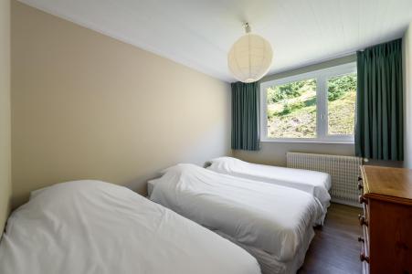 Rent in ski resort 3 room apartment 7 people (F143) - Résidence Domaine de  l'Ariondaz - Courchevel - Bedroom