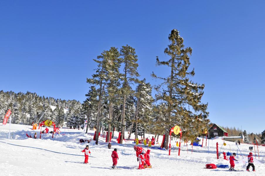 Holiday in mountain resort Résidence le Domaine de Castella - Font Romeu - Winter outside