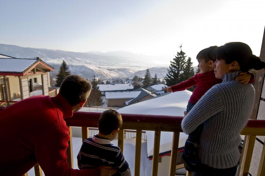 Holiday in mountain resort Résidence le Domaine de Castella - Font Romeu - Winter outside