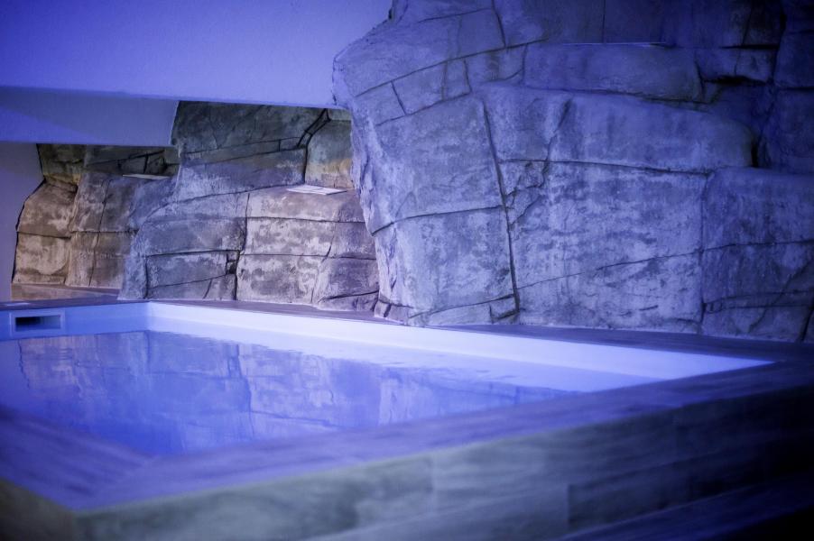 Location au ski Sowell Résidences New Chastillon - Isola 2000 - Piscine
