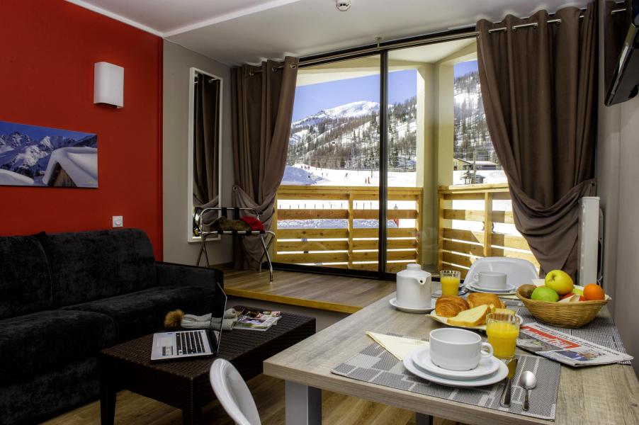 Rent in ski resort Sowell Résidences New Chastillon - Isola 2000 - Table