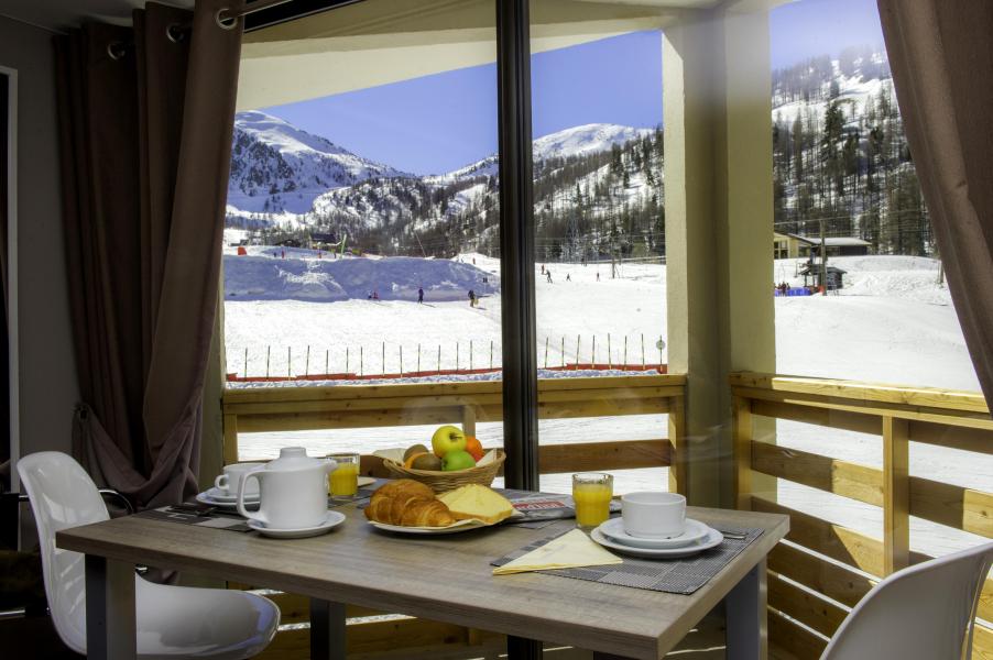 Location au ski Sowell Résidences New Chastillon - Isola 2000 - Table
