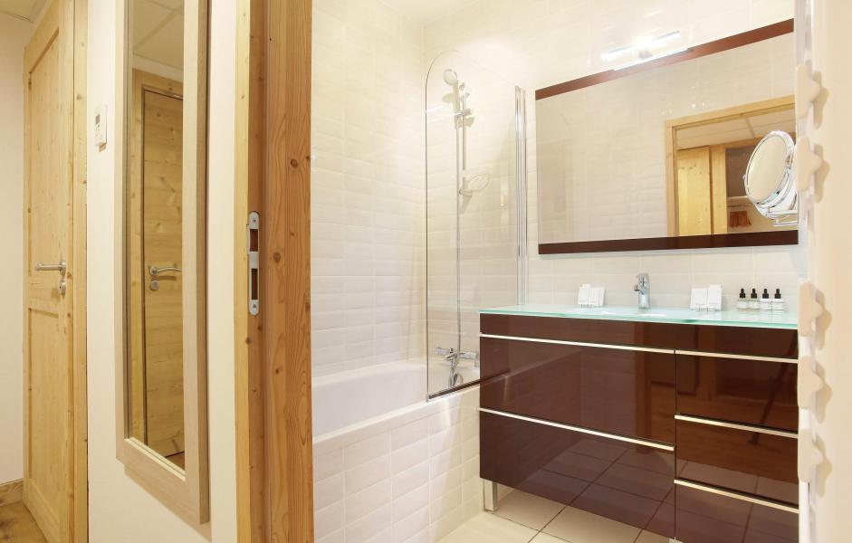 Rent in ski resort Hôtel le Chamois - La Clusaz - Bathroom
