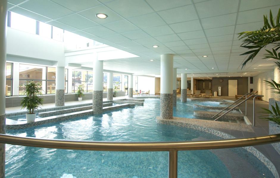 Rent in ski resort Hôtel le Chamois - La Clusaz - Swimming pool