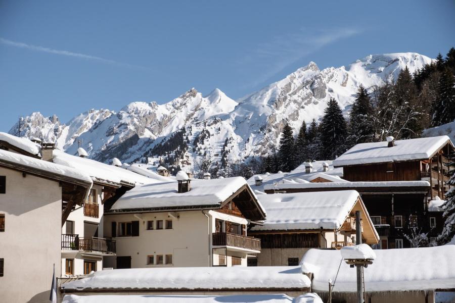 Vacances en montagne Appartement duplex 4 pièces 6 personnes - Résidence Flomatines - La Clusaz - Extérieur hiver