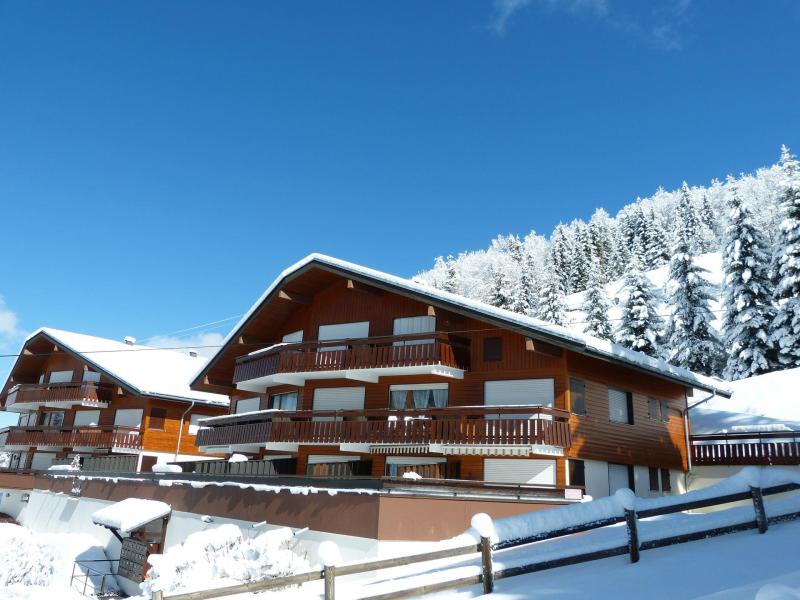 Ski verhuur Résidence Helianthes A - La Clusaz - Buiten winter