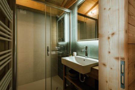 Rent in ski resort 5 room chalet 8 people (06) - Chalet Pistes Du Soleil 6 Bartavelles - La Clusaz - Shower room