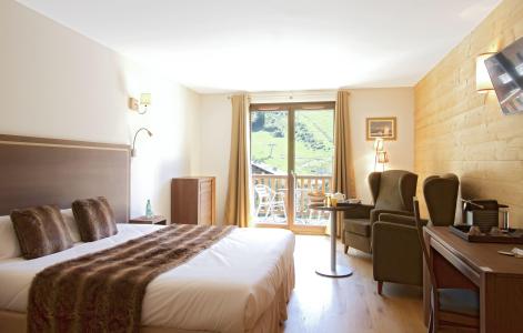 Rent in ski resort Hôtel le Chamois - La Clusaz - Bedroom
