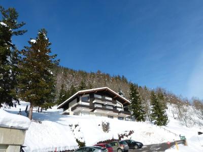 Rent in ski resort Résidence Hauts des Riffroids B - La Clusaz - Winter outside