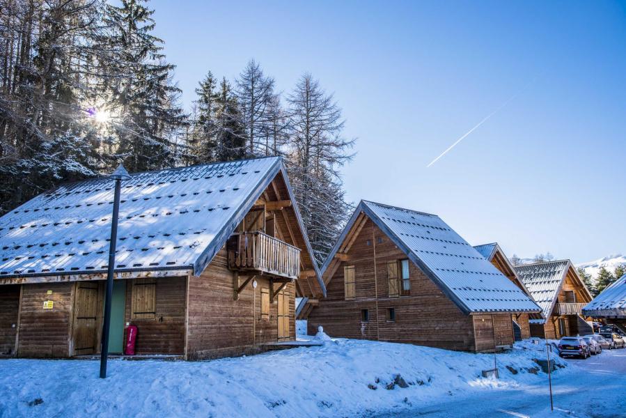 Аренда на лыжном курорте Chalets Les Flocons du Soleil - La Joue du Loup - зимой под открытым небом