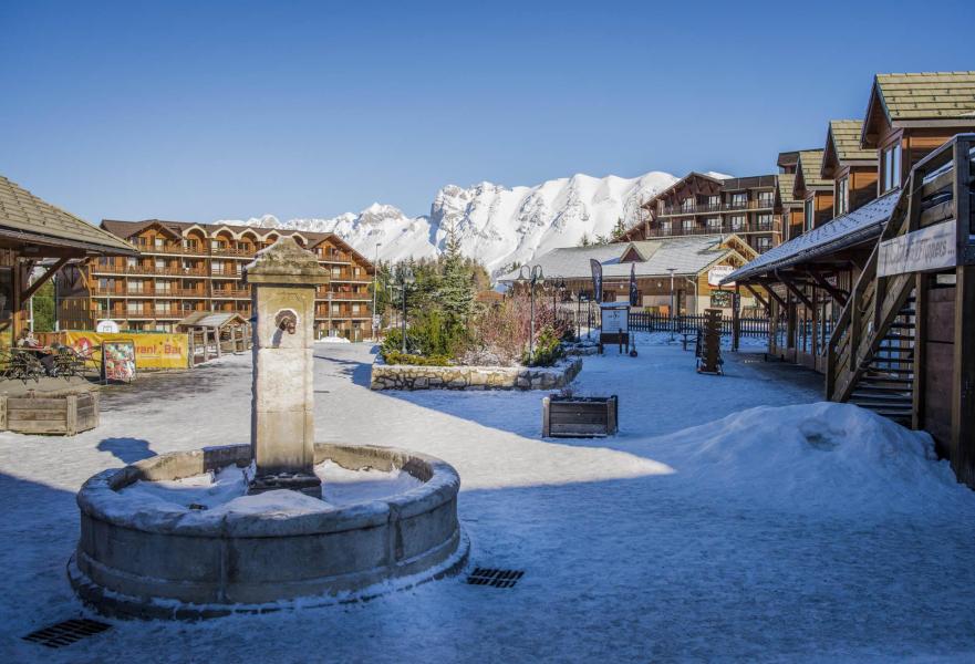 Каникулы в горах Chalets Les Flocons du Soleil - La Joue du Loup - зимой под открытым небом