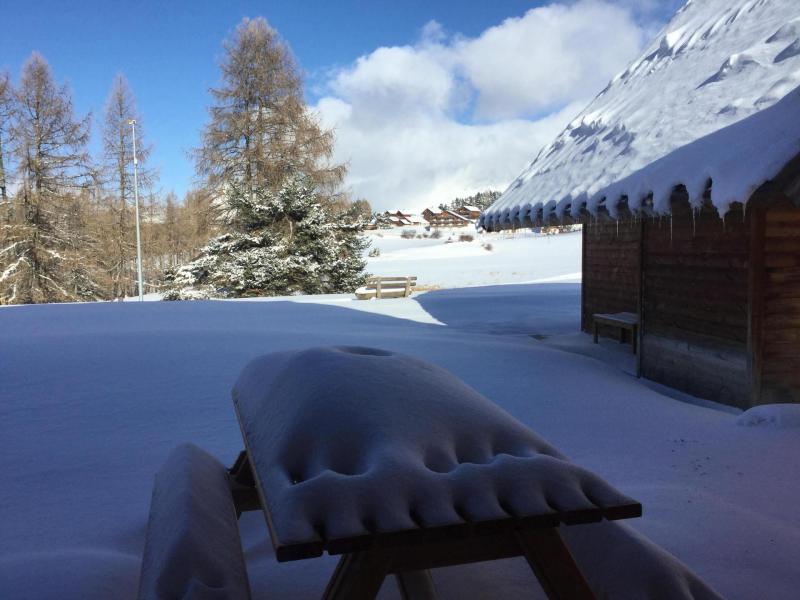 Skiverleih Doppelchalethälfte 3 Zimmer für 6 Personen (34) - Chalets Les Flocons du Soleil - La Joue du Loup - Draußen im Winter