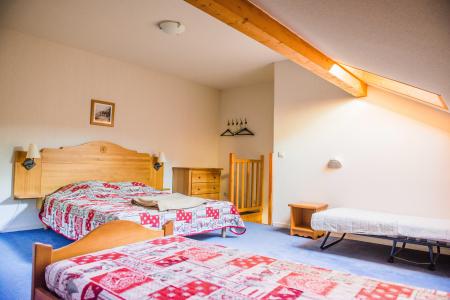 Rent in ski resort Résidence Plein Soleil - La Norma - Bedroom under mansard