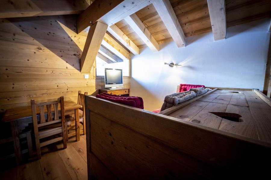Rent in ski resort 5 room triplex semi-detached chalet 9 people (Pierra Menta 1) - Chalets du Cocoon - La Plagne - Bedroom under mansard