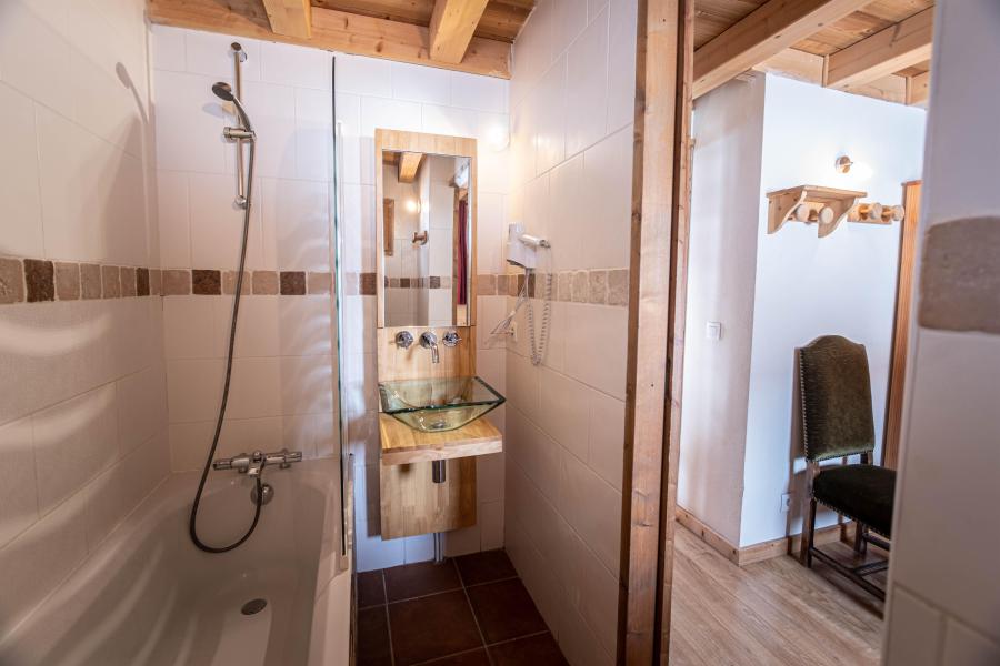 Rent in ski resort 5 room triplex semi-detached chalet 9 people (Pierra Menta 1) - Chalets du Cocoon - La Plagne - Shower