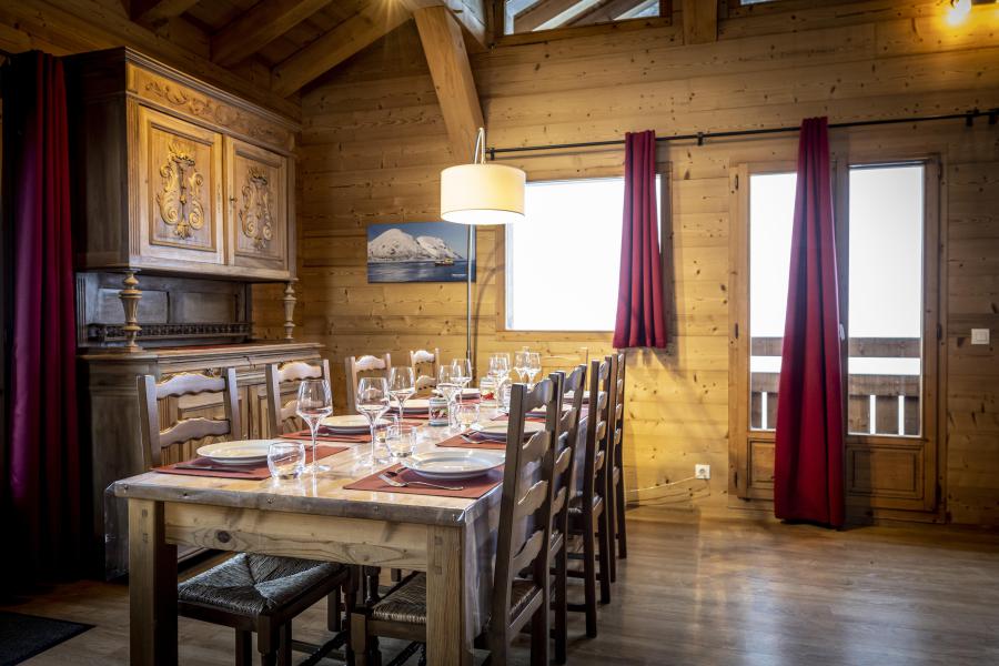 Rent in ski resort 5 room triplex semi-detached chalet 9 people (Pierra Menta 1) - Chalets du Cocoon - La Plagne - Table