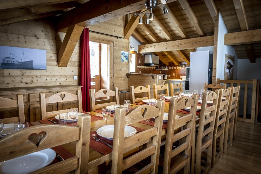 Rent in ski resort 8 room triplex semi-detached chalet 15 people (Pierra Menta 2) - Chalets du Cocoon - La Plagne - Table