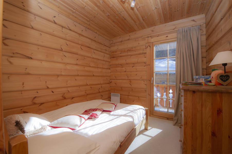 Rent in ski resort Les Chalets de Crête Côte Village - La Plagne - Bedroom