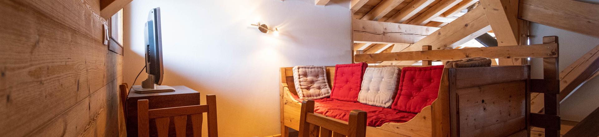 Rent in ski resort 5 room triplex semi-detached chalet 9 people (Pierra Menta 1) - Chalets du Cocoon - La Plagne - Bedroom under mansard