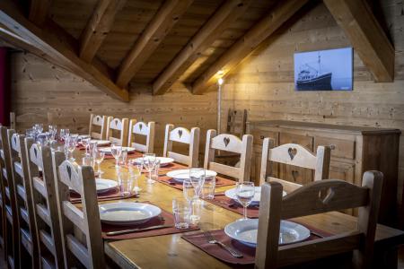 Rent in ski resort 8 room triplex semi-detached chalet 15 people (Pierra Menta 2) - Chalets du Cocoon - La Plagne - Table