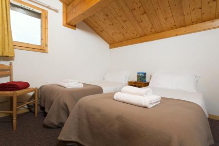 Rent in ski resort Les Chalets des Alpages - La Plagne - Bedroom under mansard