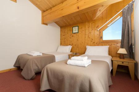 Rent in ski resort Les Chalets du Praz - La Plagne - Bedroom under mansard