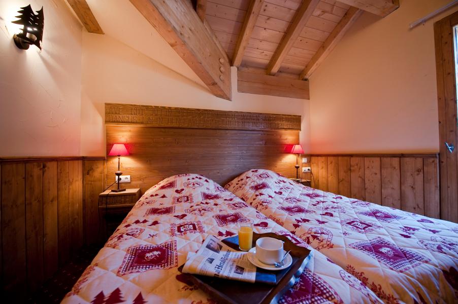 Rent in ski resort Chalet le Refuge la Rosière - La Rosière - Bedroom under mansard