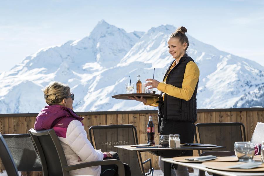 Ski verhuur Hôtel Alparena - La Rosière - Buiten winter