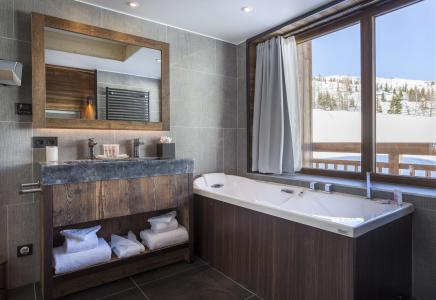 Rent in ski resort Hôtel Alparena - La Rosière - Bath-tub