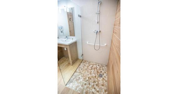 Rent in ski resort 3-room flat for 5 people for wheelchair users - Le Roc Noir - La Rosière - Shower room