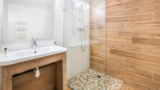 Rent in ski resort 3-room flat for 5 people for wheelchair users - Le Roc Noir - La Rosière - Shower room